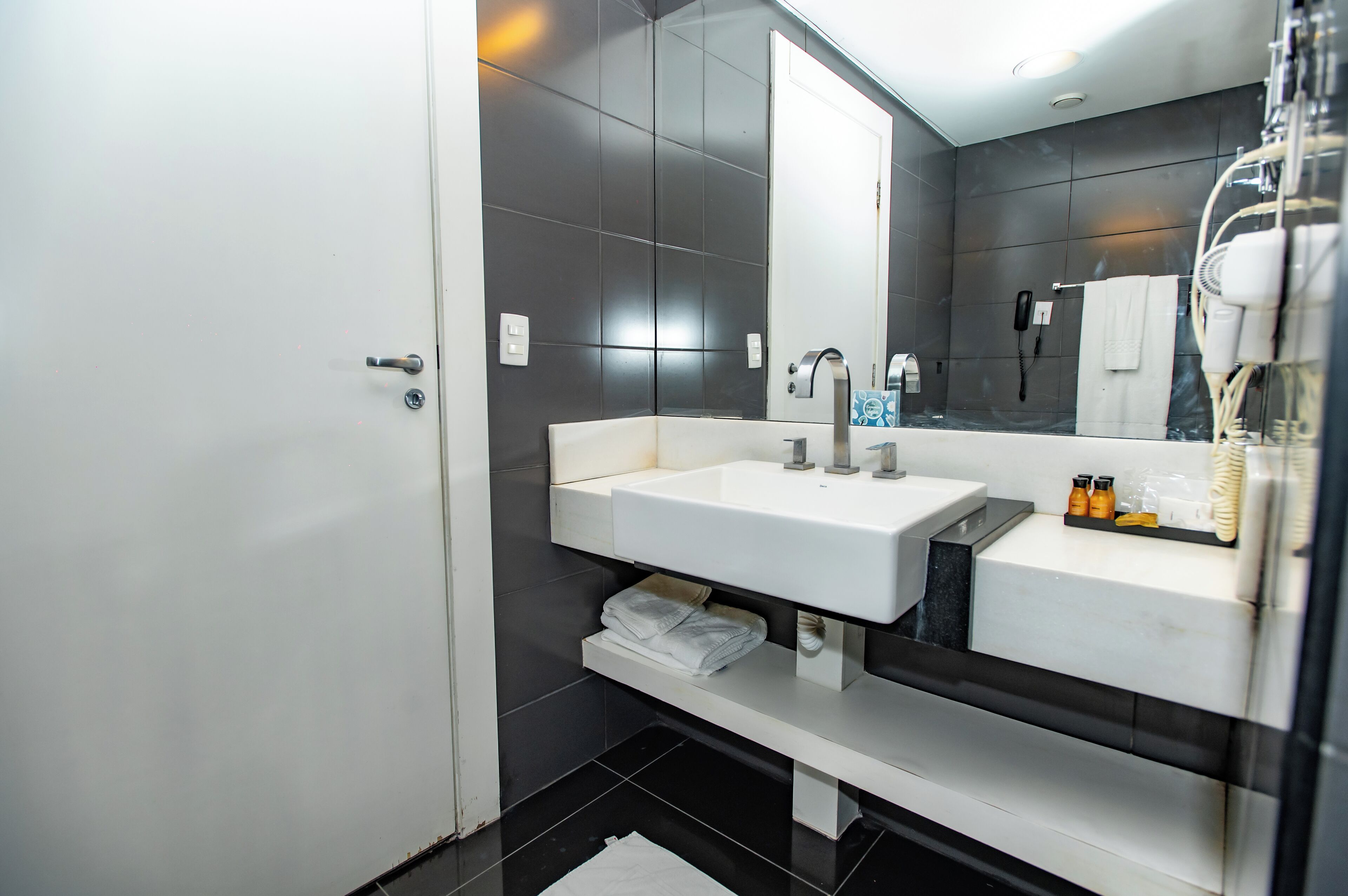 suite king room | bathroom | shower, hair dryer, towels
