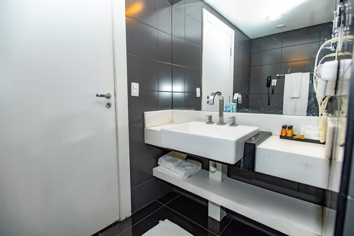 suite king room | bathroom | shower, hair dryer, towels