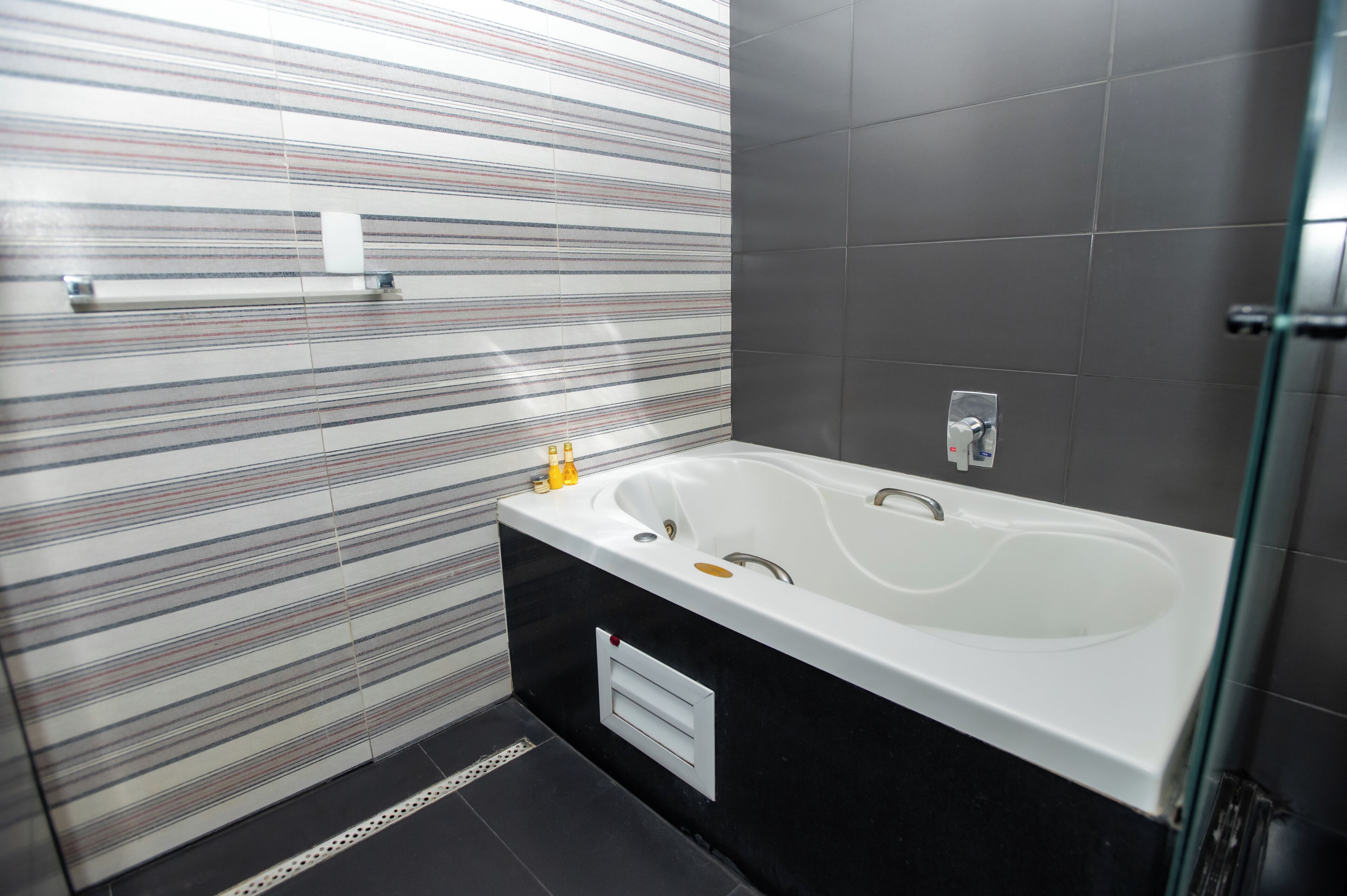 suite king room | 1 bedroom, minibar, in-room safe, desk