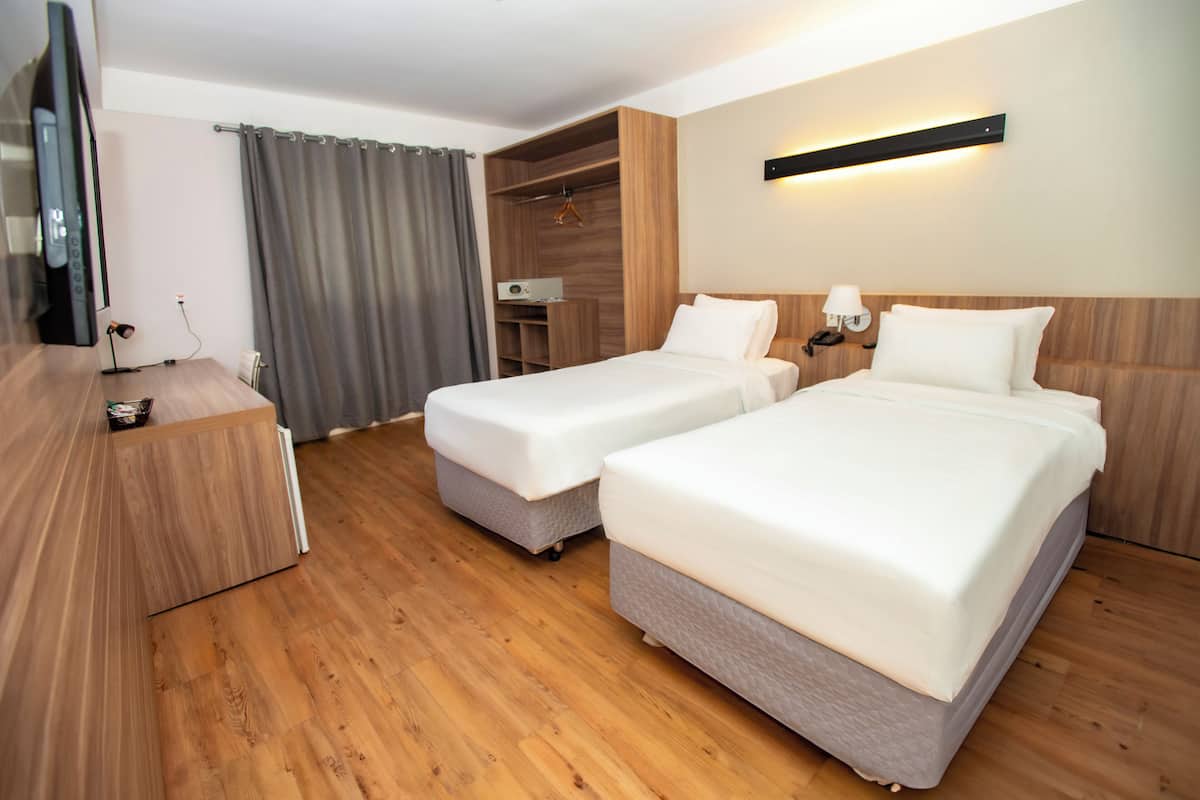 Chambre Supérieure avec lits jumeaux, accessible aux personnes à mobilité réduite | Minibar, coffres-forts dans les chambres, bureau