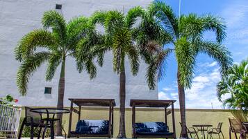 Piscina externa, guarda-sóis, espreguiçadeiras