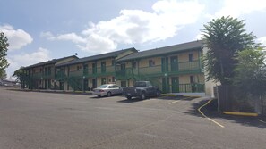 Free self-parking - Safari Inn (Winston)