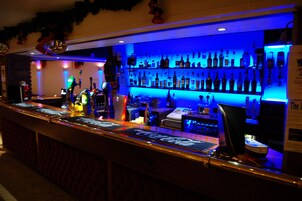 2 bars/lounges