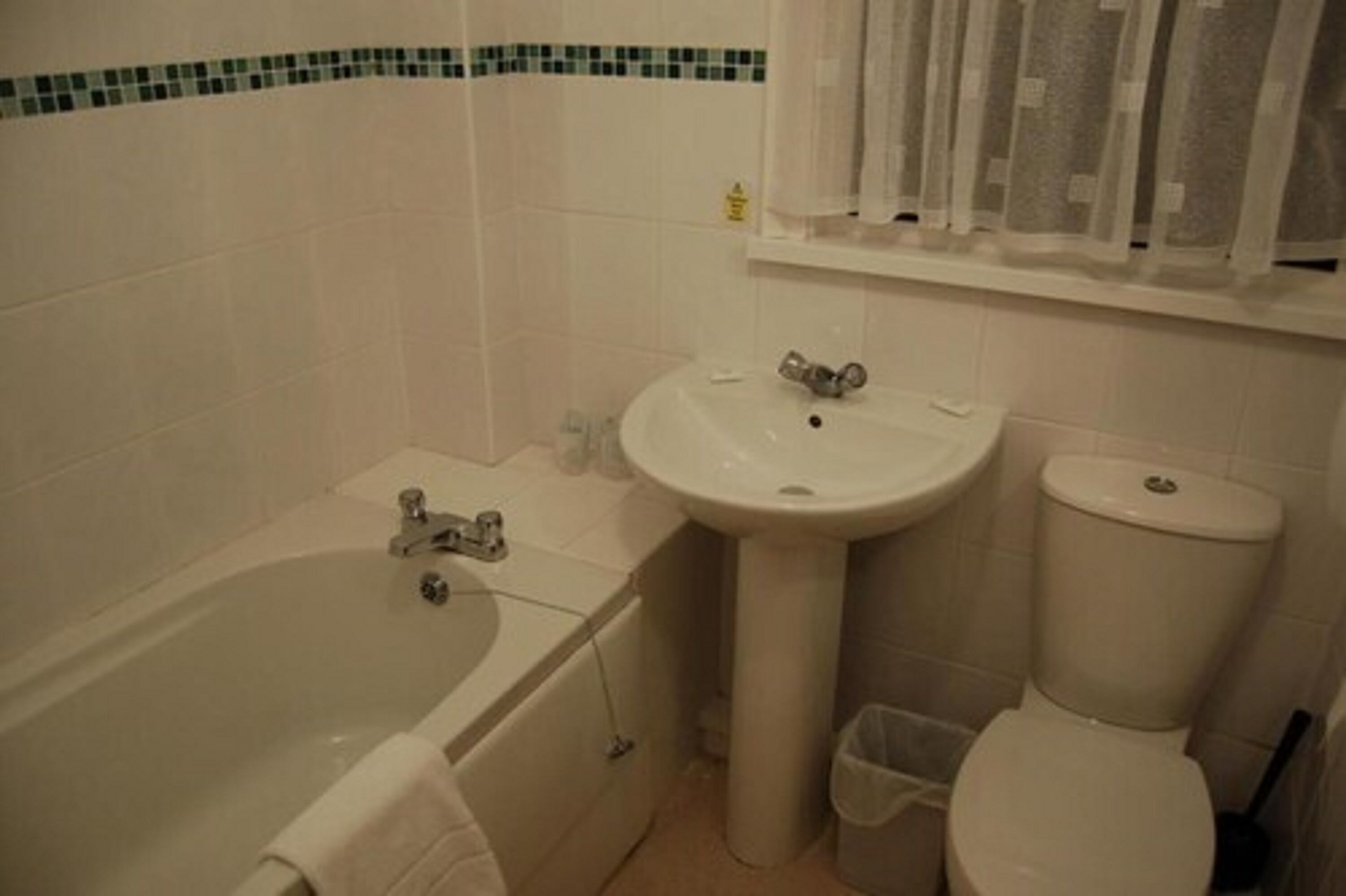Une salle de bain avec une baignoire, un lavabo et des toilettes.