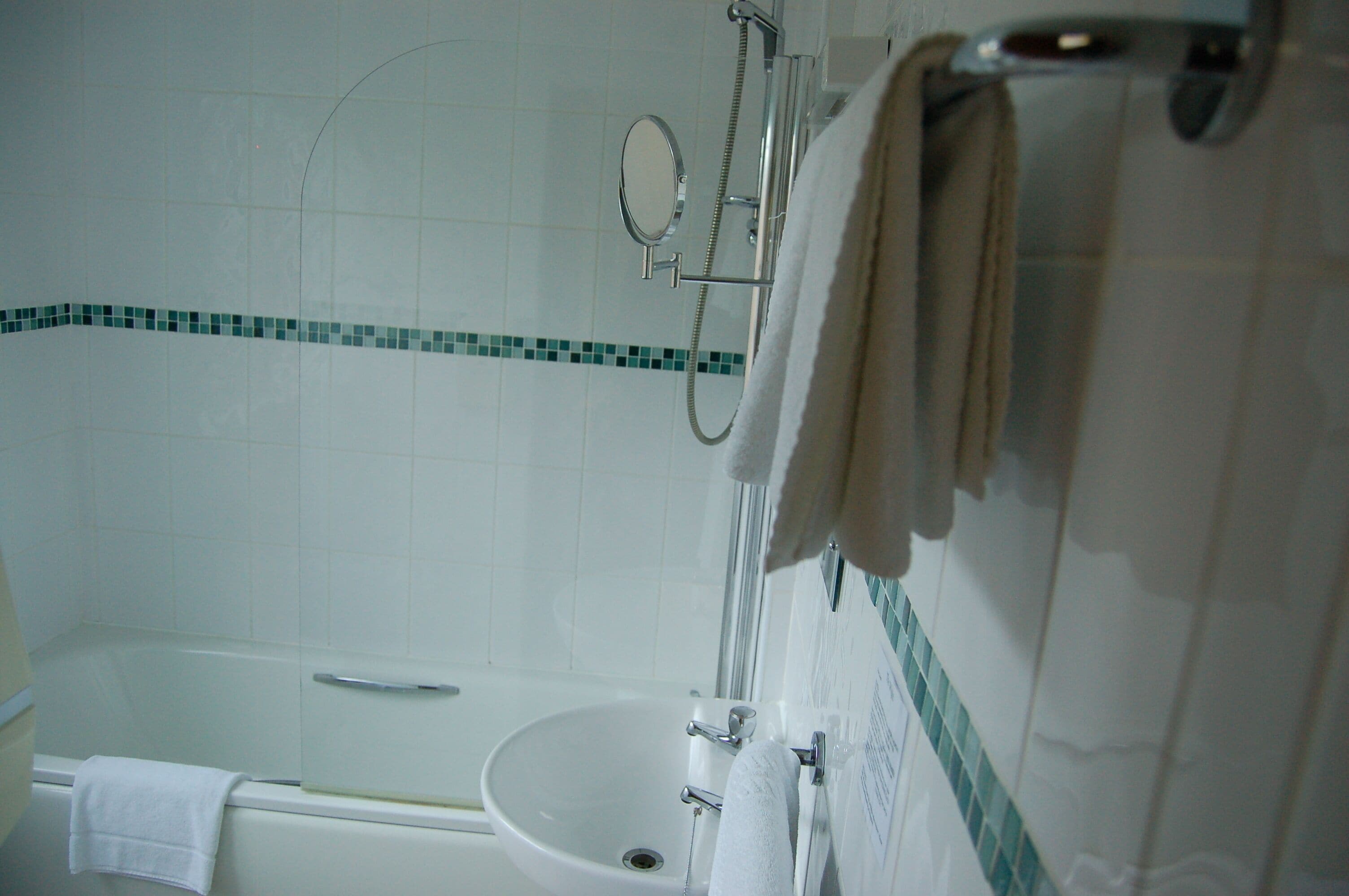 Une salle de bain avec une baignoire, un lavabo et une douche.