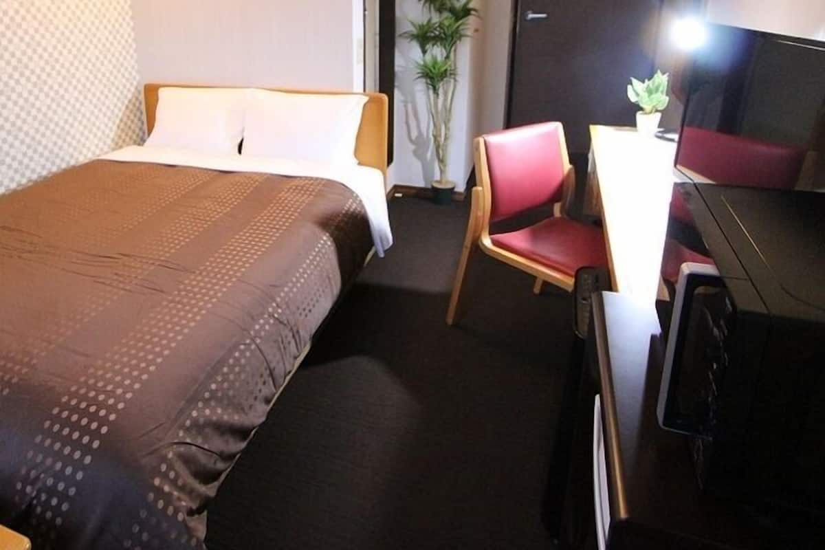 Escritorio, wifi gratis, decoración personalizada y ropa de cama 