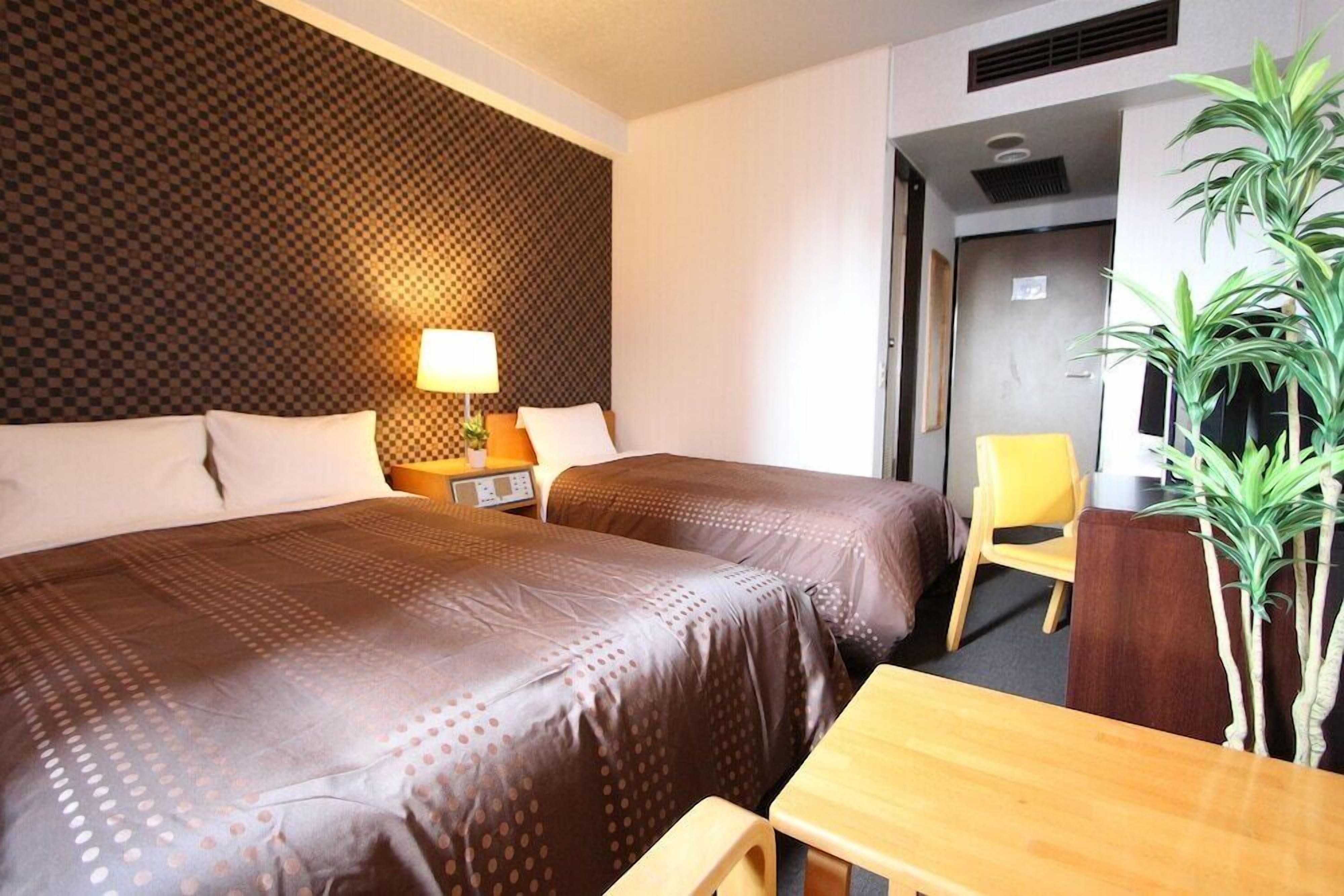 Decoración individual, escritorio, wifi gratis y ropa de cama