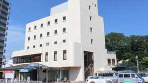 Un moderno edificio de hotel con un letrero destacado del Hotel Livemax.