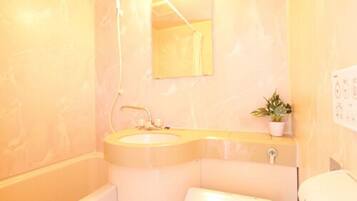 Bañera con ducha, artículos de tocador gratuitos, secador de pelo, batas