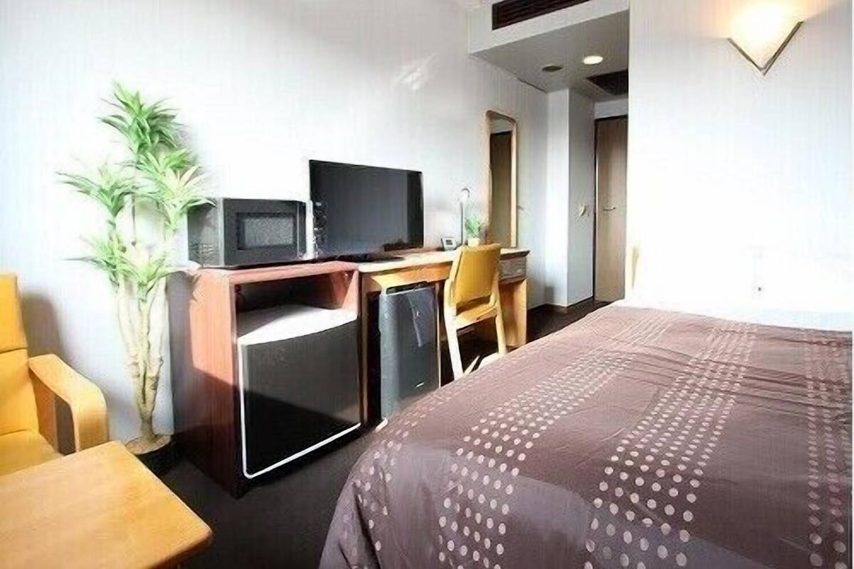 Escritorio, wifi gratis, decoración personalizada y ropa de cama 