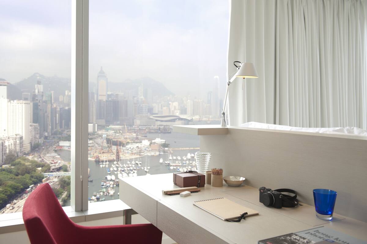 Suite estudio, vistas a la ciudad | Escritorio, cortinas opacas, cunas o camas infantiles gratuitas