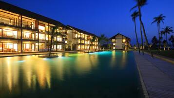 Outdoor pool, sun loungers