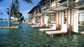 Hồ bơi ngoài trời, ghế dài tắm nắng