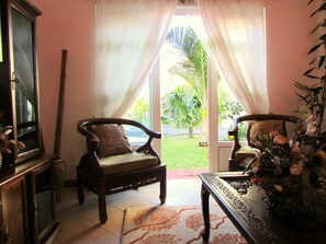 Familjevilla - 3 sovrum - kök - havsutsikt | Vardagsrum | Platt-tv