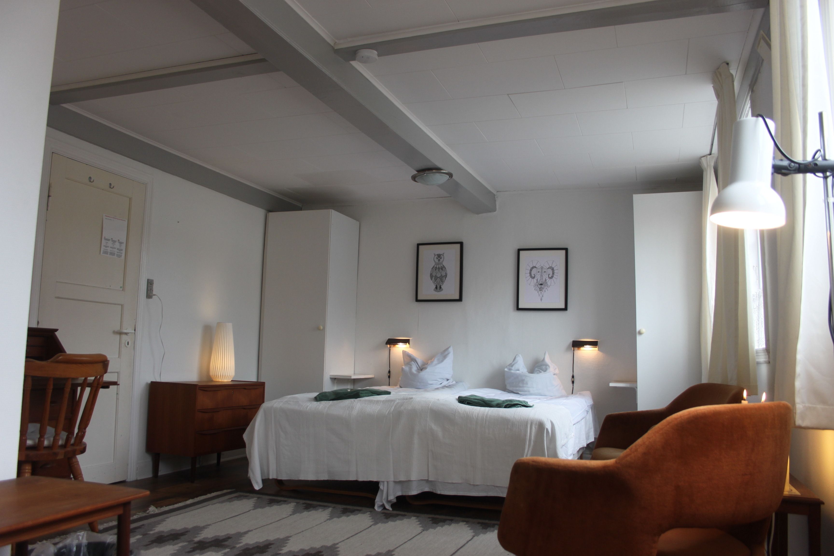 Habitación triple familiar | Decoración personalizada, muebles diferentes y cortinas blackout 