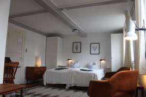 Family Triple Room | Individually decorated, individually furnished, blackout drapes - Pension Sandbogaard (Allinge)