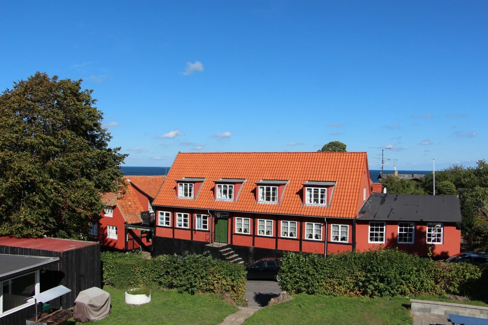 Vista frontal de la propiedad