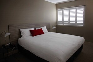 Deluxe-Apartment, 2 Schlafzimmer, barrierefrei, Stadtblick | 2 Schlafzimmer, Bettwäsche aus ägyptischer Baumwolle, Minibar