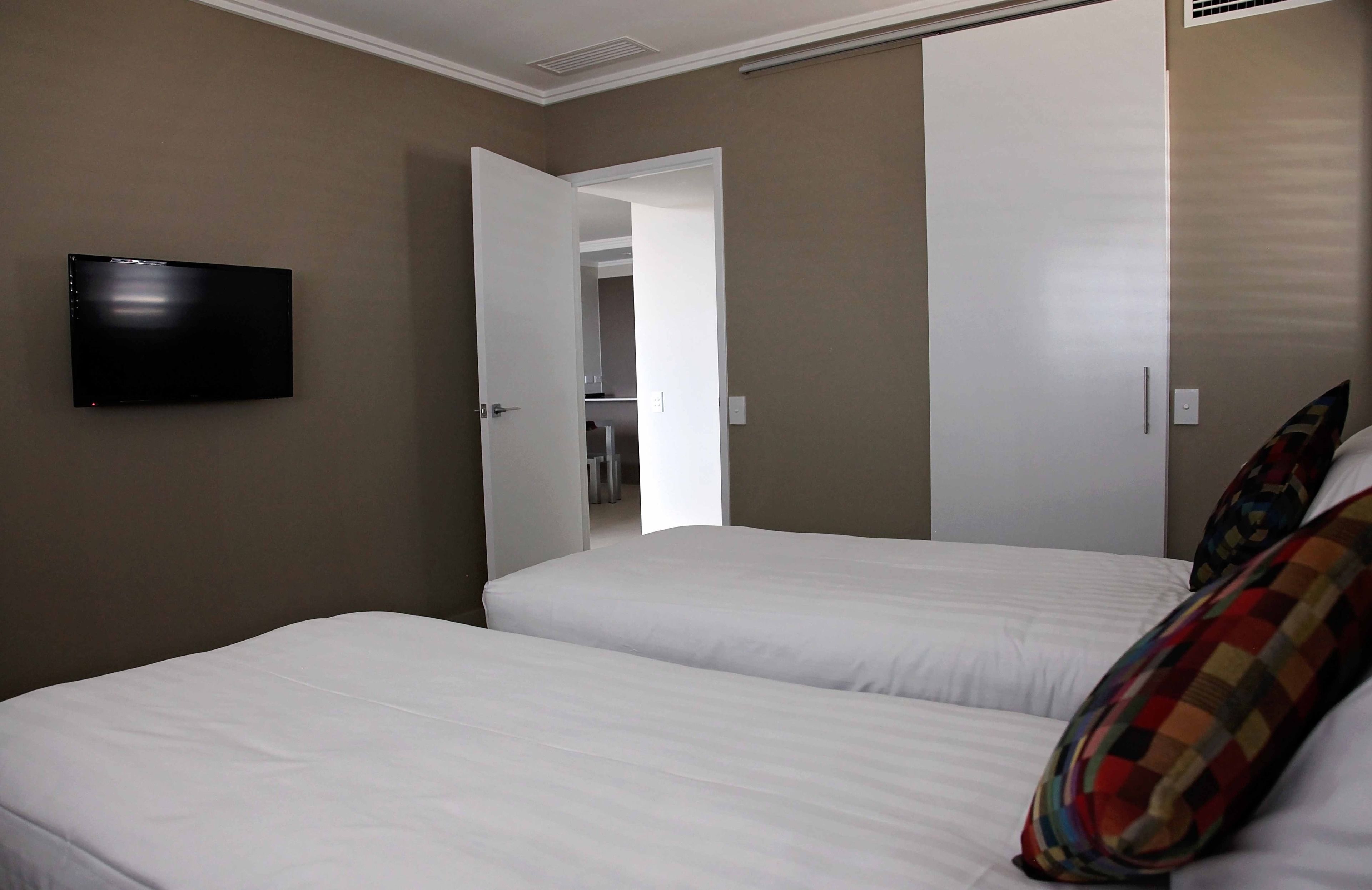 Deluxe Apartment, 2 Bedrooms, Accessible, City View | 2 bedrooms, Egyptian cotton sheets, minibar, desk