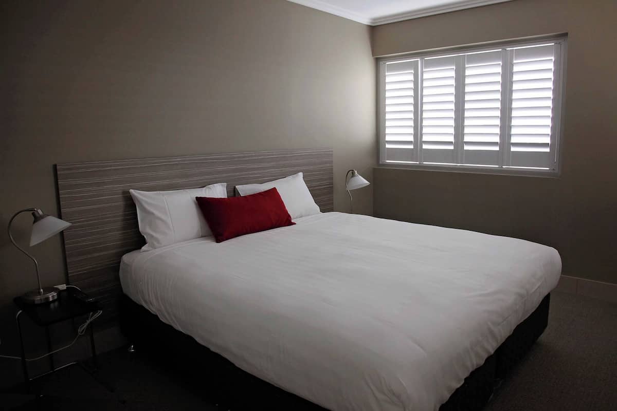 2 habitaciones, sábanas de algodón egipcio, minibar y escritorio