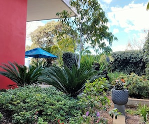 Breakfast, lunch, brunch served; al fresco dining