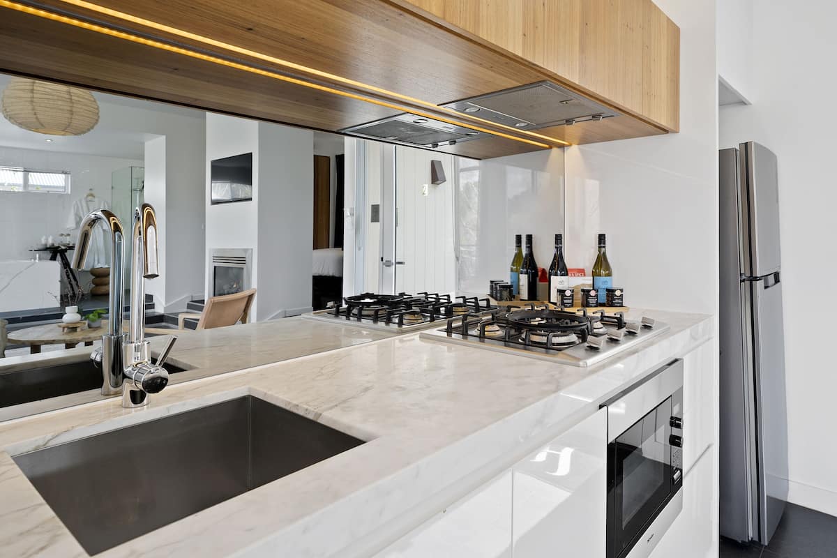 Großer Kühlschrank, Mikrowelle, Herdplatte, Geschirrspüler