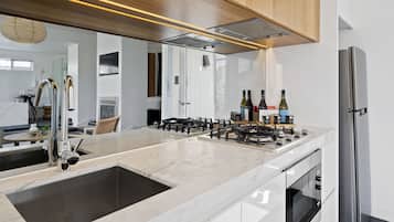 Full-sized fridge, microwave, stovetop, dishwasher