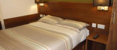 Dobbeltrom, eget bad | Blendingsgardiner, strykejern/-brett, wi-fi (inkludert) og sengetøy