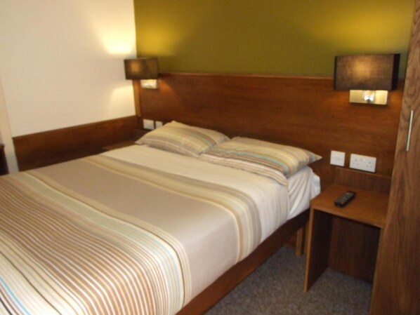 Dobbeltrom, eget bad | Blendingsgardiner, strykejern/-brett, wi-fi (inkludert) og sengetøy