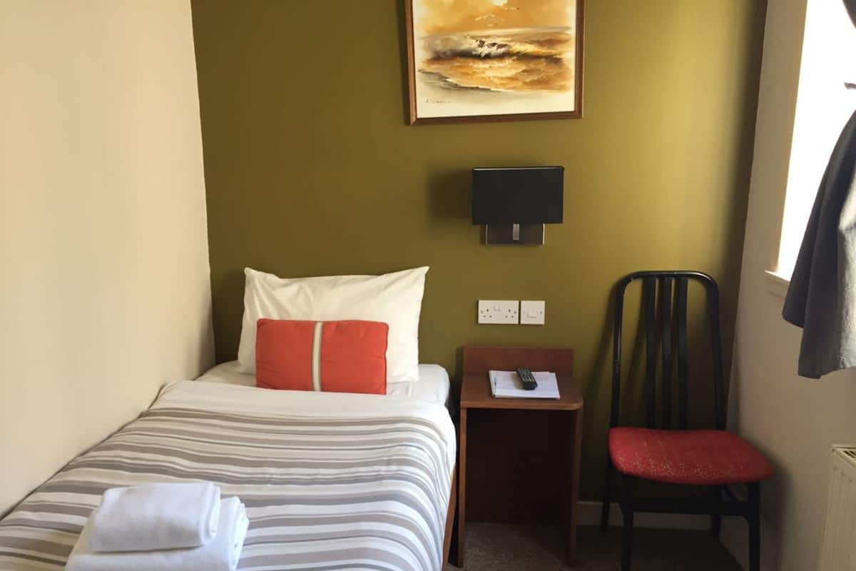 Single Room, Ensuite | Blackout drapes, iron/ironing board, free WiFi, bed sheets