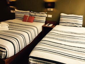 Blackout curtains, iron/ironing board, free WiFi, bed sheets - Glasgow House (Glasgow)