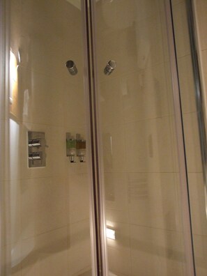 Bathroom shower - Glasgow House (Glasgow)