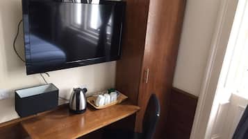 Cortinas opacas, tabla de planchar con plancha, wifi gratis