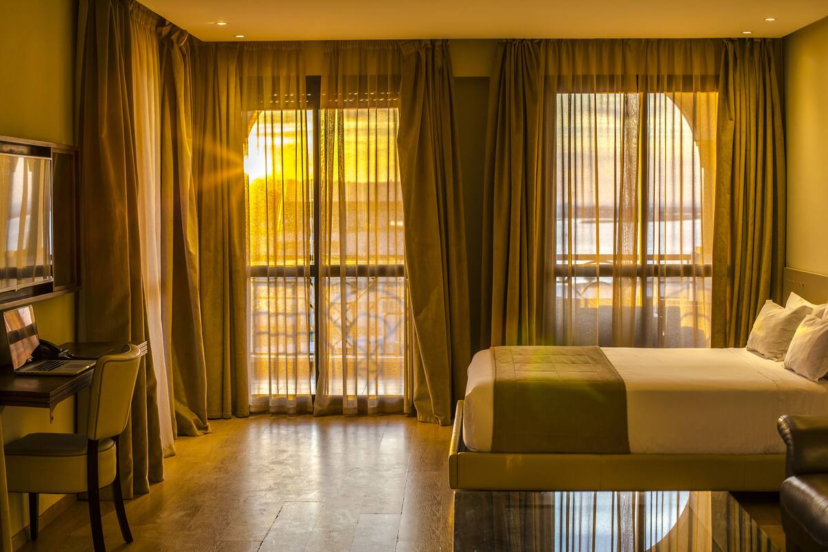 Suite Royal (Double) | Ropa de cama de alta calidad y caja de seguridad en la habitación 