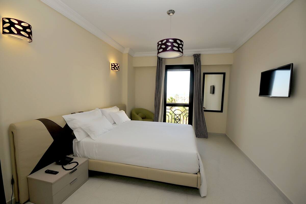 Departamento, 2 habitaciones, vista al mar | Ropa de cama de alta calidad y caja de seguridad en la habitación 