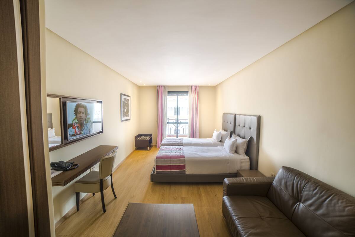 Habitación estándar | Ropa de cama de alta calidad y caja de seguridad en la habitación 