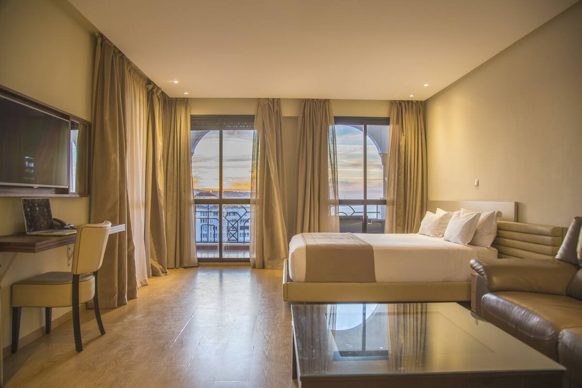 Habitación doble Deluxe | Ropa de cama de alta calidad y caja de seguridad en la habitación 