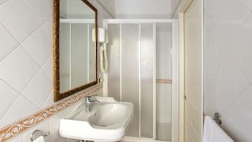 Doccia, asciugacapelli, bidet, asciugamani