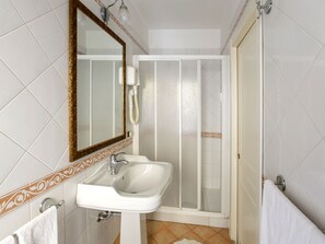 Douche, sèche-cheveux, bidet, serviettes fournies