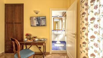 Driepersoonskamer | Luxe beddengoed, een bureau, geluiddichte muren, gratis wifi