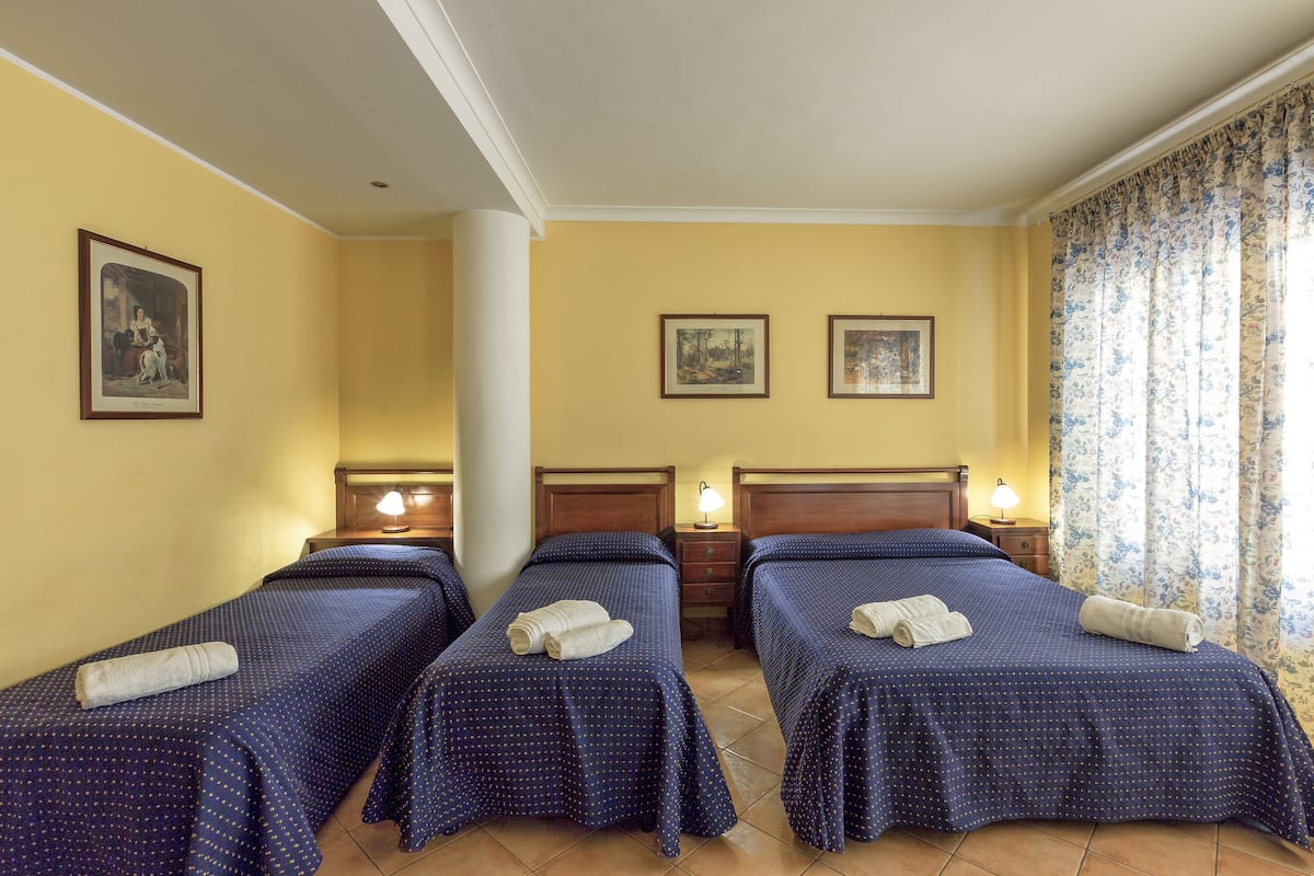 Habitación cuádruple | Ropa de cama de alta calidad, escritorio, insonorización y wifi gratis
