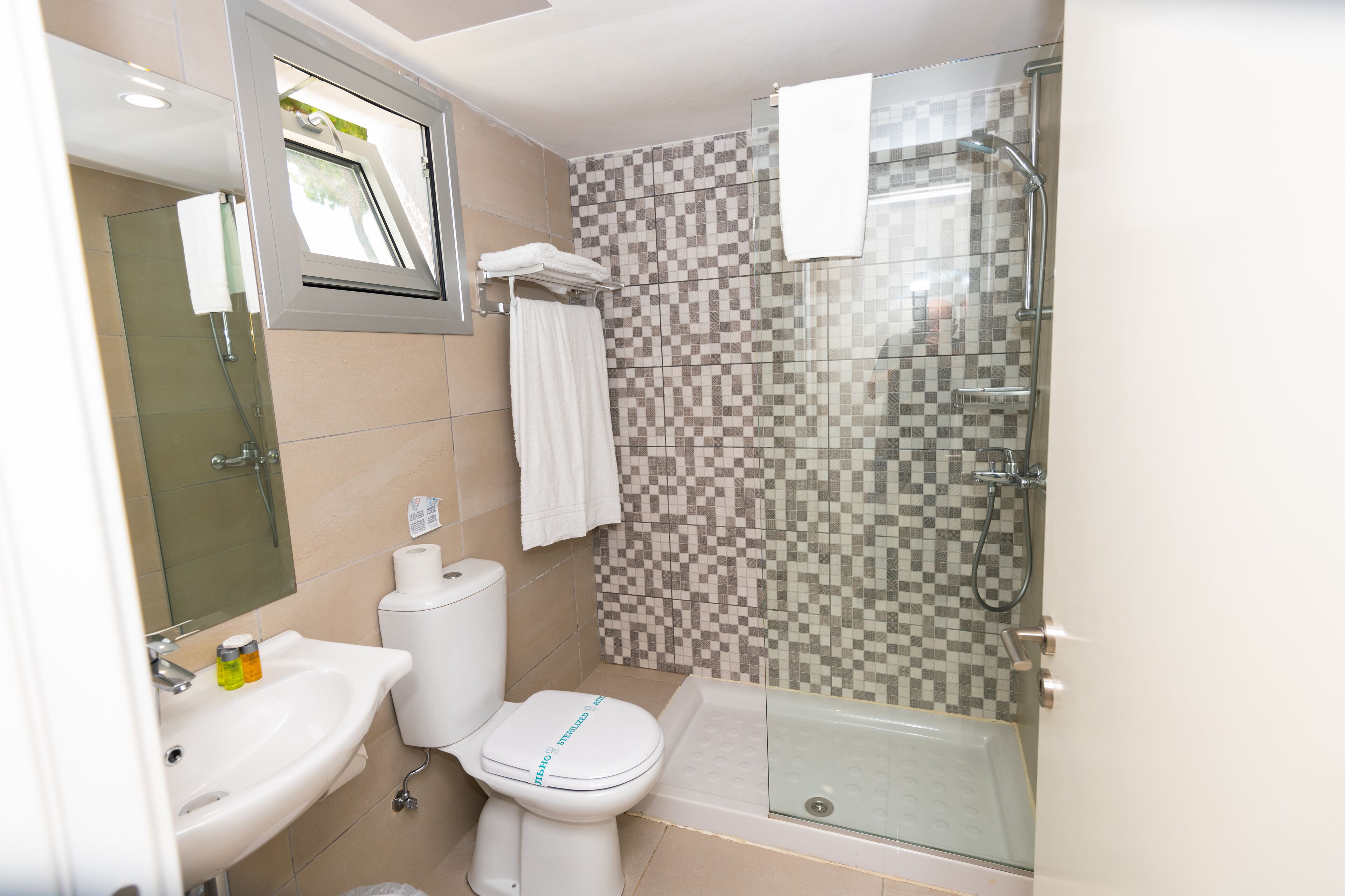 comfort apartment, 1 bedroom | bathroom | free toiletries, hair dryer, slippers, towels