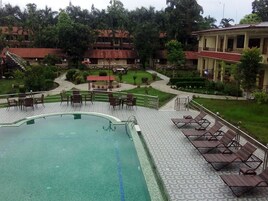 สระว่ายน้ำกลางแจ้ง