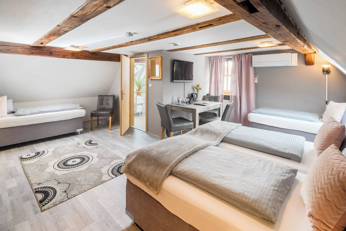 Een gezellige kamer met een bed, een bureau en een bank.