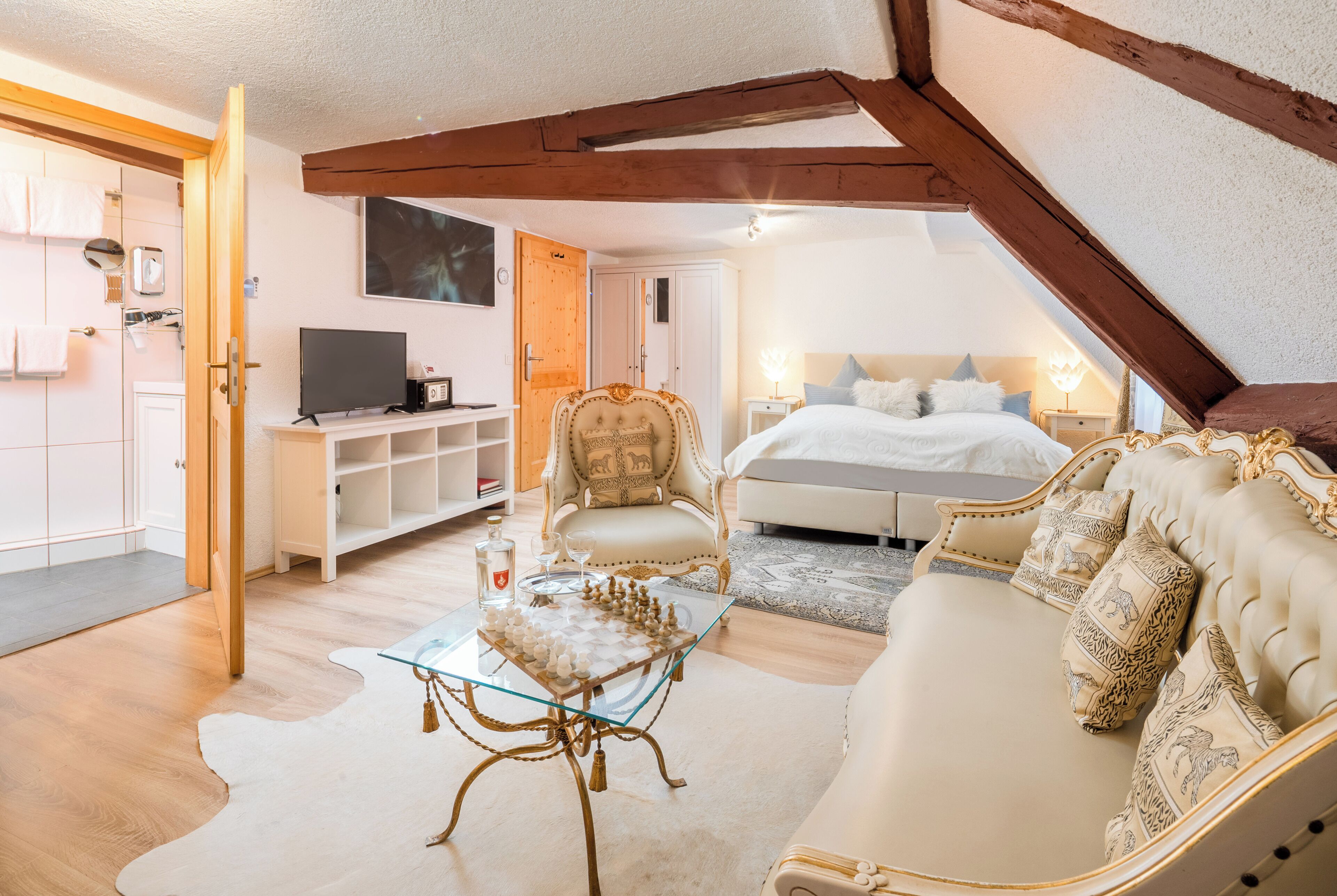 Comfort Apartment | Hypo-allergenic bedding, down duvets, minibar, in-room safe