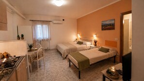 Departamento, 1 habitación, vista a la colina | Área de sala de estar | Televisión de pantalla plana 