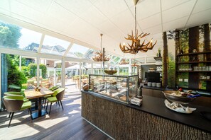 3 restaurants, lunch, dinner served; international cuisine