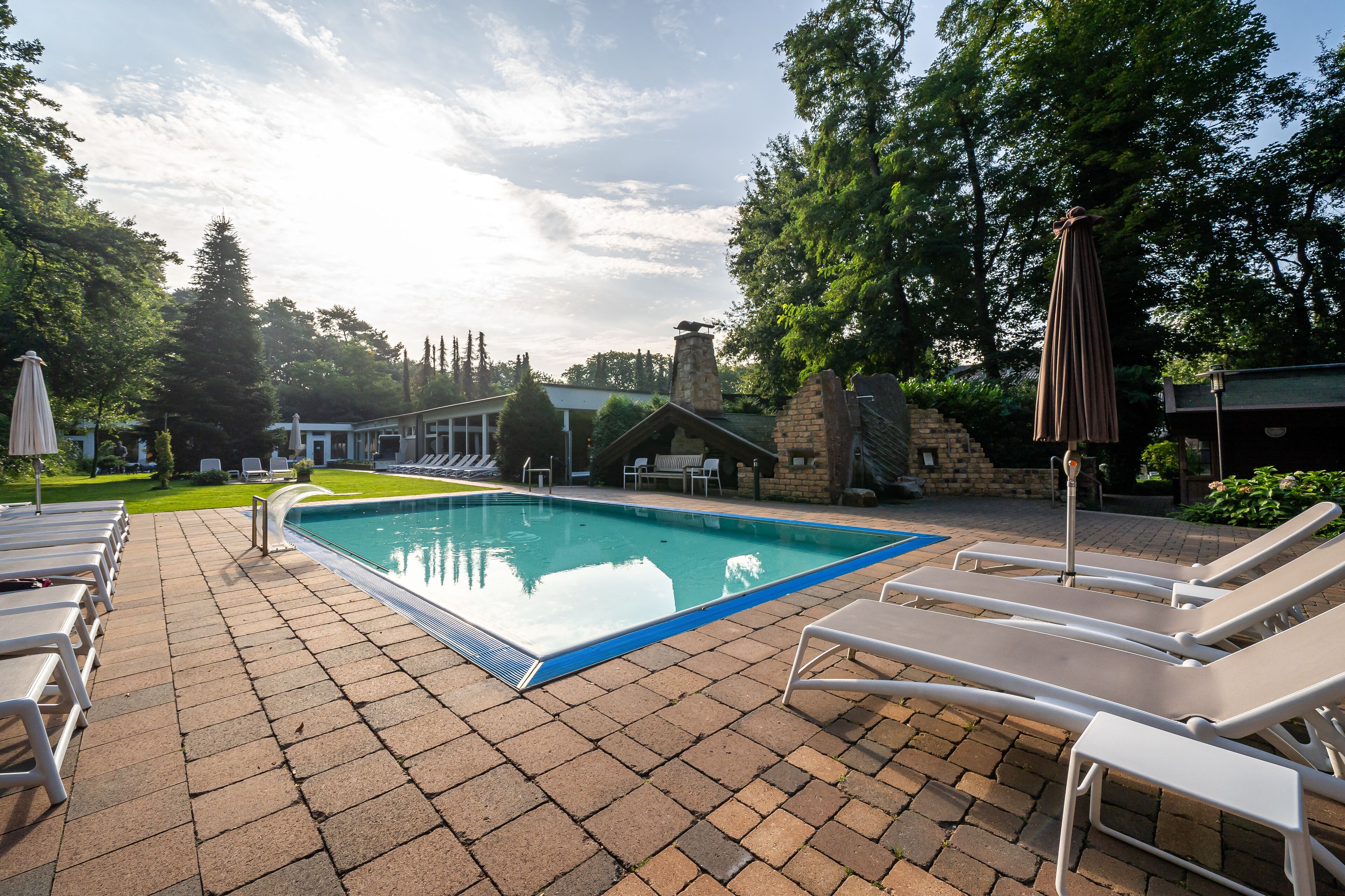 Piscina coperta, piscina all'aperto, ombrelloni da piscina, lettini