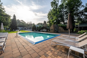 室内游泳池，室外游泳池，池畔遮阳伞，日光浴躺椅