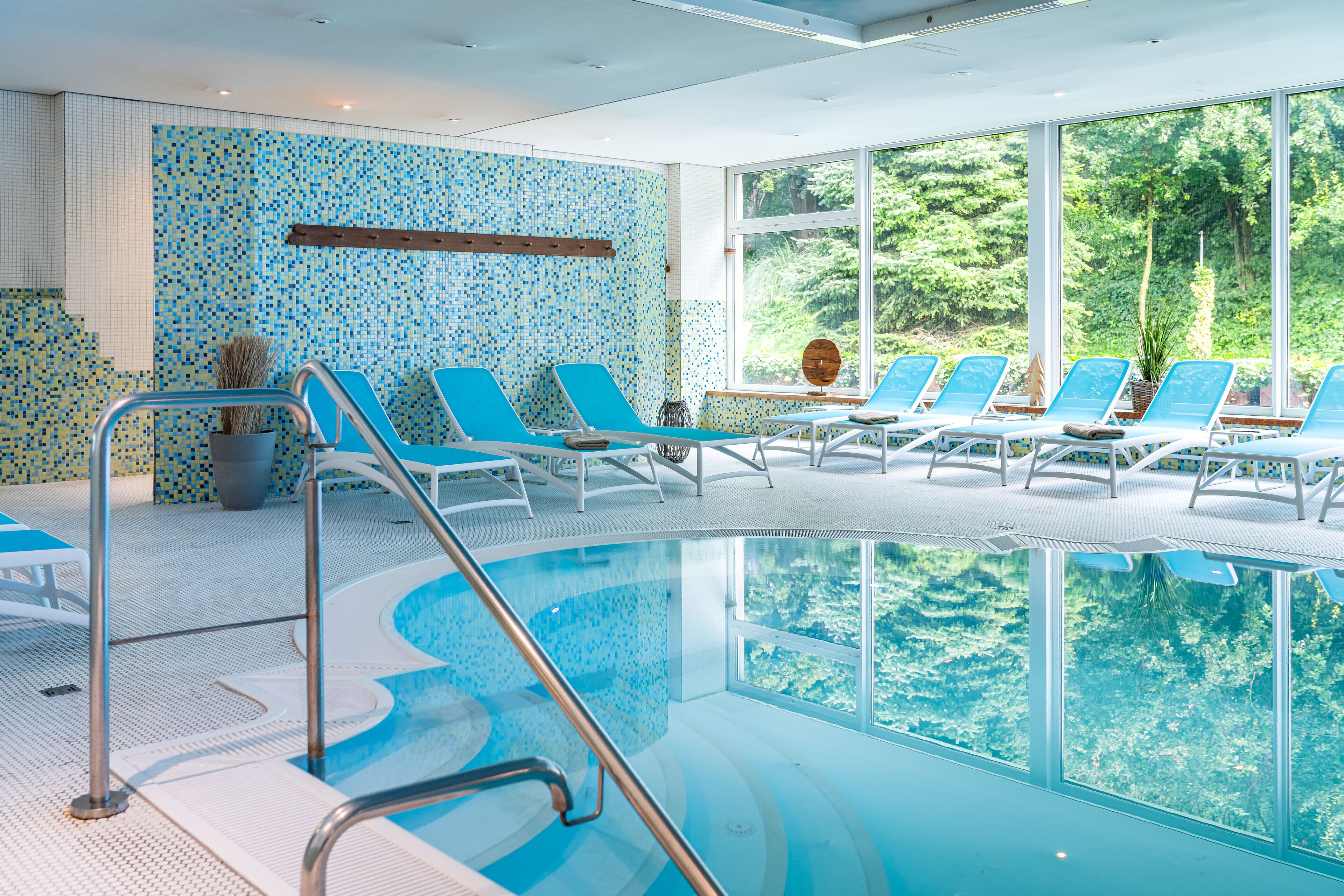 Innenpool, Außenpool, Sonnenschirme, Liegestühle